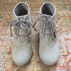 Toms Desert Suede Wedge Bootie WMS 6.5 Gray